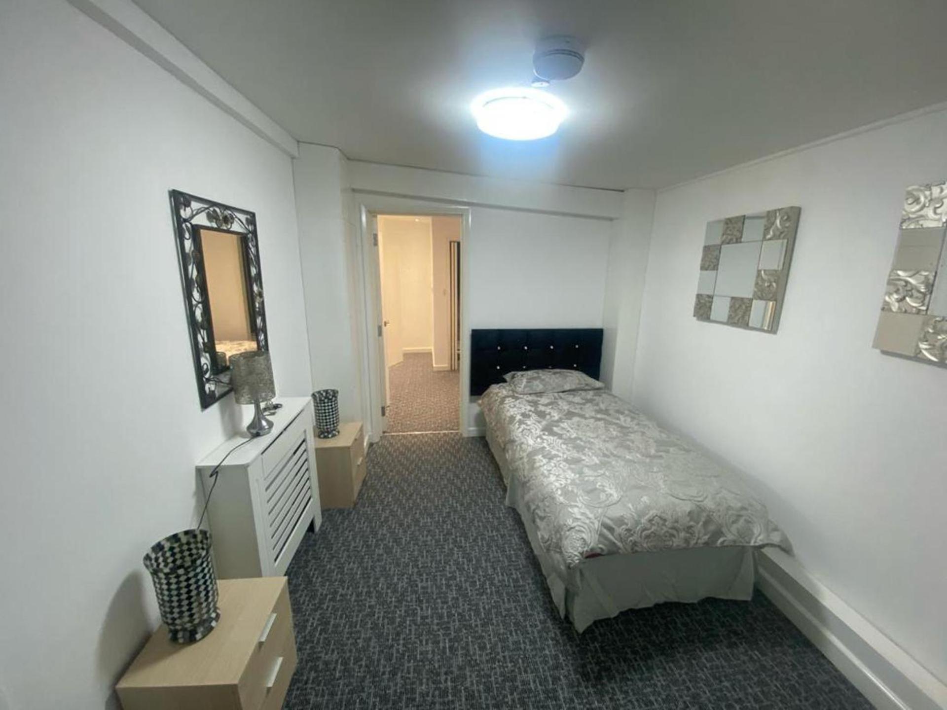 Beautiful 3-Bed Apartment In Merthyr Tydfil Exterior photo